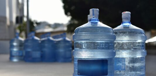 Negocio de recarga de agua | Cómo iniciar un proyecto de este tipo Botellones de un negocio de recarga de agua.