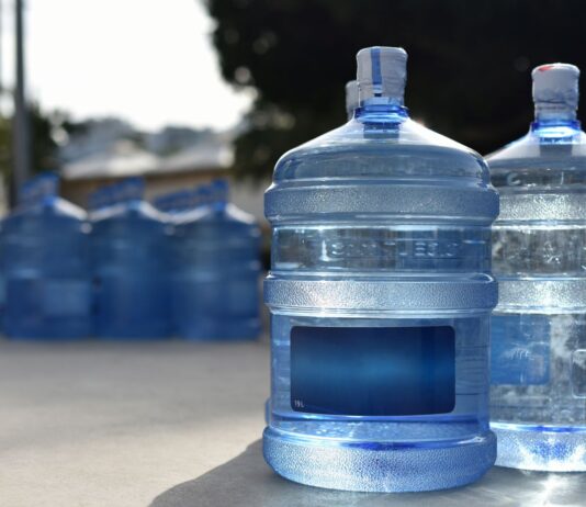 Negocio de recarga de agua | Cómo iniciar un proyecto de este tipo Botellones de un negocio de recarga de agua.