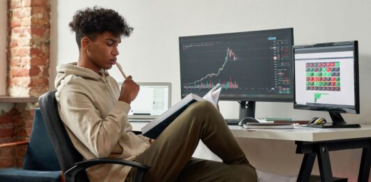¿Cómo hacer Trading de forma inteligente? 8 Consejos para Novatos Joven estudiando temas de trading