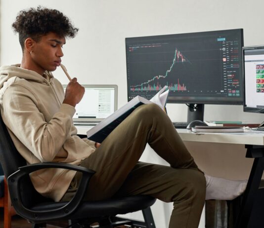 ¿Cómo hacer Trading de forma inteligente? 8 Consejos para Novatos Joven estudiando temas de trading