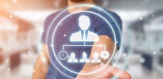 10 ejemplos de economía colaborativa | Casos de éxito e ideas de negocio Persona sostenienso un holograma con personas, como ejemplo de economía colaborativa