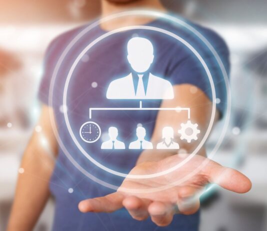 10 ejemplos de economía colaborativa | Casos de éxito e ideas de negocio Persona sostenienso un holograma con personas, como ejemplo de economía colaborativa