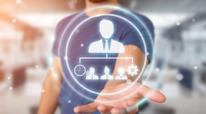 10 ejemplos de economía colaborativa | Casos de éxito e ideas de negocio Persona sostenienso un holograma con personas, como ejemplo de economía colaborativa