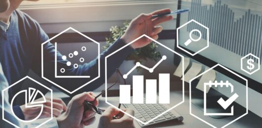 Mejor software de gestión para pymes Persona accediendo al programa de gestión de pymes