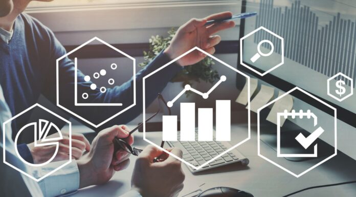 Mejor software de gestión para pymes Persona accediendo al programa de gestión de pymes