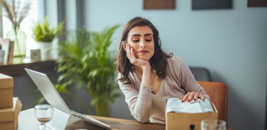 Cómo vender zapatos Andrea | Todo lo que tienes que saber Mujer pensando cómo vender zapatos andrea