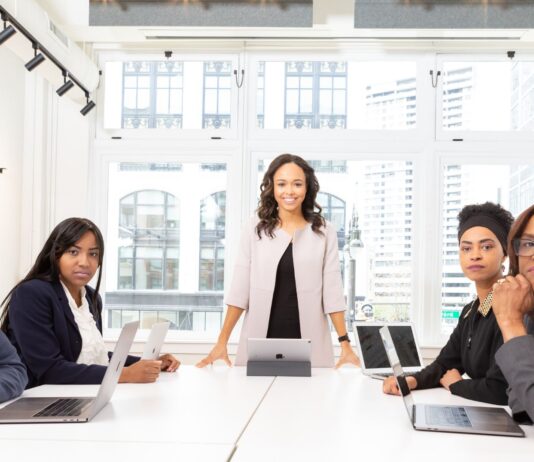 Cómo ser project manager | Descubre qué es y conviértete en el mejor Mujer que trabaja como project manager