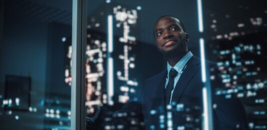 Los 5 sectores empresariales que seguirán creciendo en el futuro Empresario mirando edificios