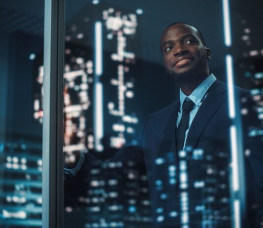 Los 5 sectores empresariales que seguirán creciendo en el futuro Empresario mirando edificios