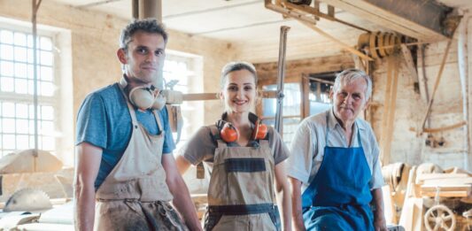 Ideas para negocios familiares | Emprende junto a tus seres queridos Familia dueña de un negocio