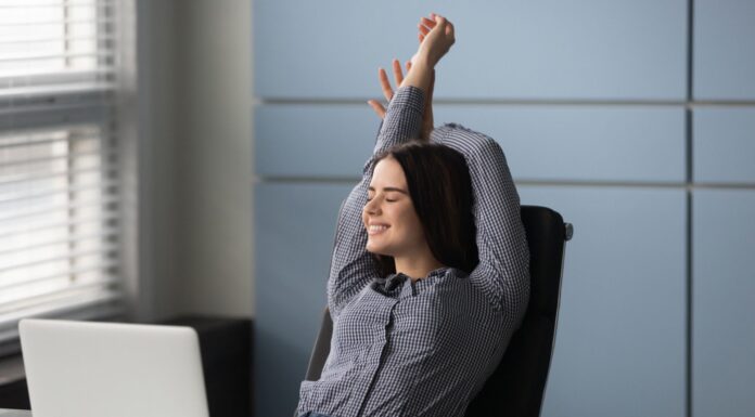 Dónde comprar sillas para oficina ergonómicas en el Black Friday Mujer en una silla ergonómica