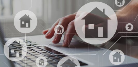 Inmobiliarias Online, un nuevo contrincante en el sector inmobiliario Persona navegando por una inmobiliaria online