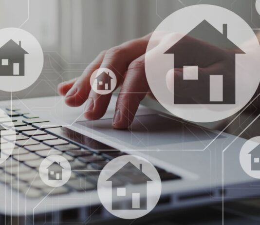 Inmobiliarias Online, un nuevo contrincante en el sector inmobiliario Persona navegando por una inmobiliaria online