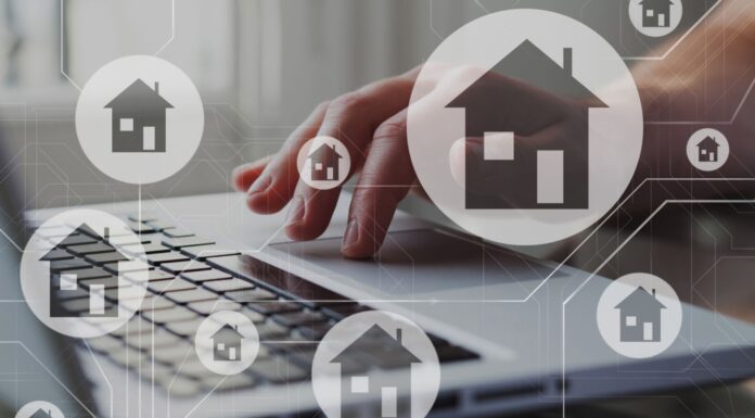 Inmobiliarias Online, un nuevo contrincante en el sector inmobiliario Persona navegando por una inmobiliaria online