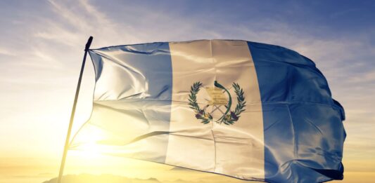 10 franquicias en Guatemala | Conoce las mejores opciones para invertir Bandera que simboliza las franquicias en Guatemala.
