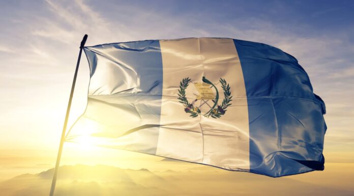 10 franquicias en Guatemala | Conoce las mejores opciones para invertir Bandera que simboliza las franquicias en Guatemala.