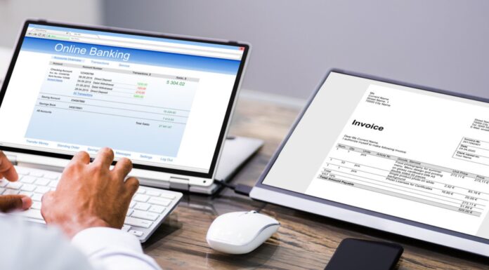 Factoring para empresas: qué es y cuáles son sus ventajas Persona haciendo facturación