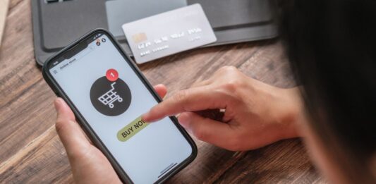 Pasarela de pago: ¿Qué es y cómo funciona? Persona comprando en línea