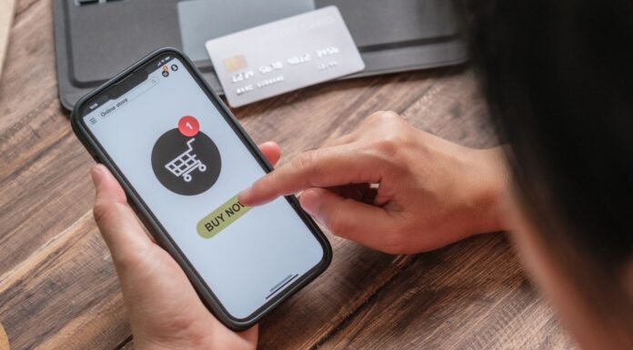 Pasarela de pago: ¿Qué es y cómo funciona? Persona comprando en línea