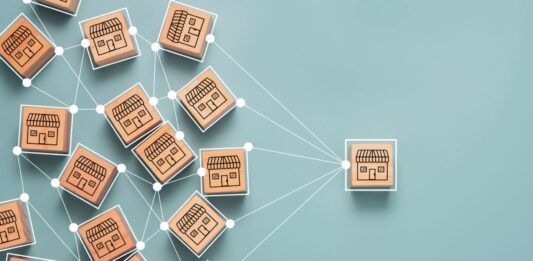 Franquicias innovadoras | 15 ideas para invertir tu dinero en este 2023 Cubos de madera como signo de franquicias innovadoras