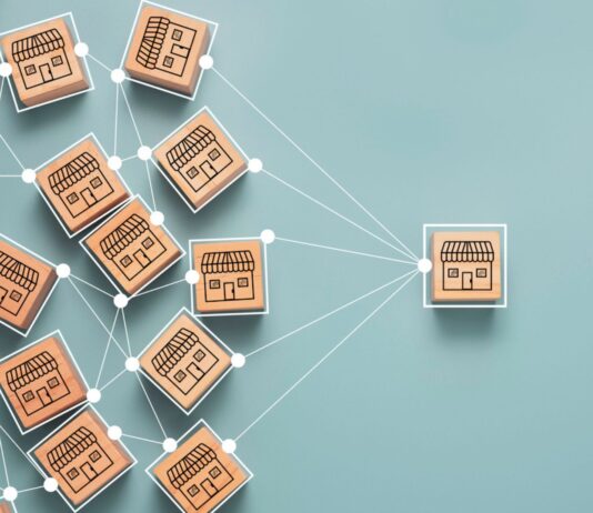 Franquicias innovadoras | 15 ideas para invertir tu dinero en este 2023 Cubos de madera como signo de franquicias innovadoras