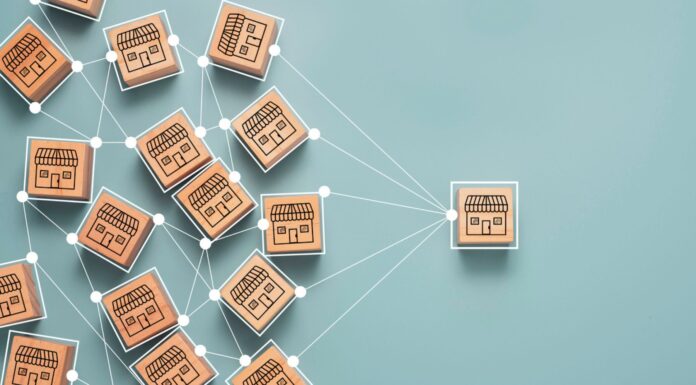 Franquicias innovadoras | 15 ideas para invertir tu dinero en este 2023 Cubos de madera como signo de franquicias innovadoras