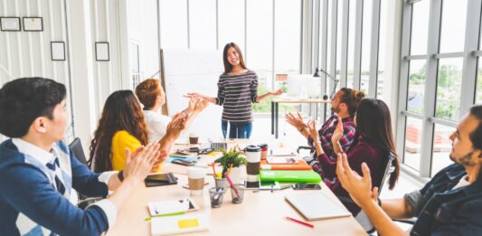 Negocios que nacieron de ideas para proyectos universitarios | 15 ejemplos Jóvenes presentado una de las ideas para proyectos universitarios