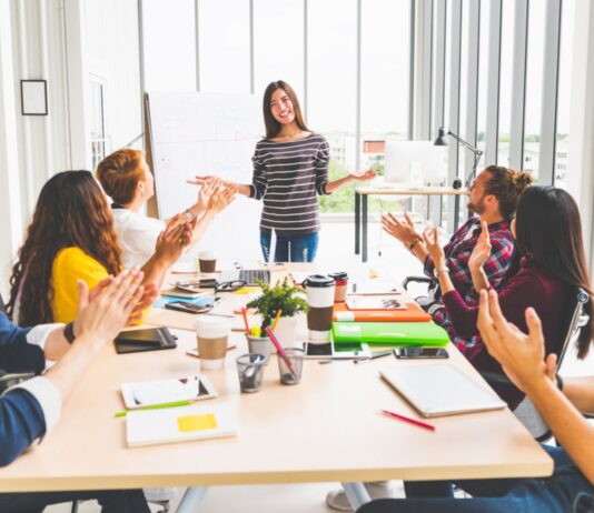 Negocios que nacieron de ideas para proyectos universitarios | 15 ejemplos Jóvenes presentado una de las ideas para proyectos universitarios