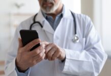 Cómo emprender en telemedicina | Salud al alcance de la mano Hombre que sabe cómo emprender en telemedicina