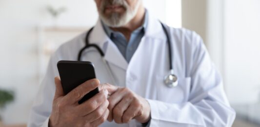 Cómo emprender en telemedicina | Salud al alcance de la mano Hombre que sabe cómo emprender en telemedicina