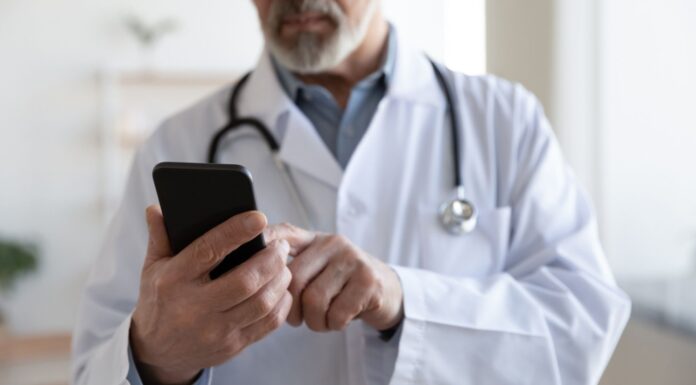 Cómo emprender en telemedicina | Salud al alcance de la mano Hombre que sabe cómo emprender en telemedicina