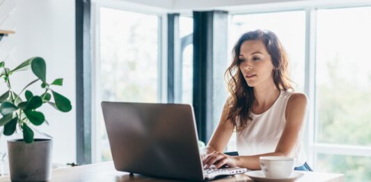 Puedes ganar dinero con un trabajo desde casa sin experiencia, descubre cómo Mujer en su espacio de trabajo