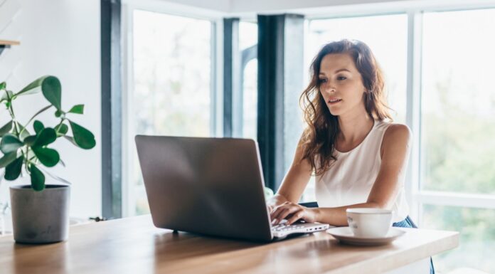 10 errores en la creación de un espacio de trabajo Mujer en su espacio de trabajo