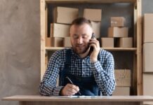 12 ideas de negocios de producción | Crea, vende y gana dinero Hombre en una de las ideas de negocios de producción