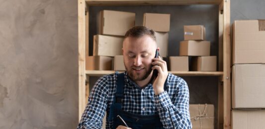 12 ideas de negocios de producción | Crea, vende y gana dinero Hombre en una de las ideas de negocios de producción