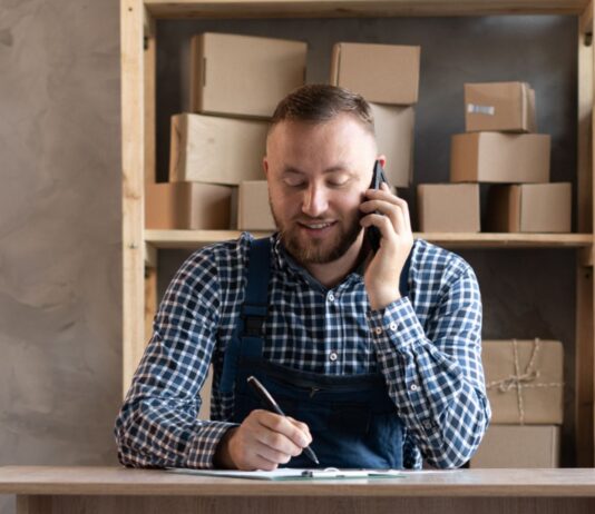 12 ideas de negocios de producción | Crea, vende y gana dinero Hombre en una de las ideas de negocios de producción