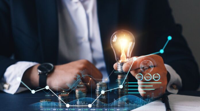 ¿Qué tarifa de luz contratar según tu negocio o Pyme? Persona evaluando tarifa de luz