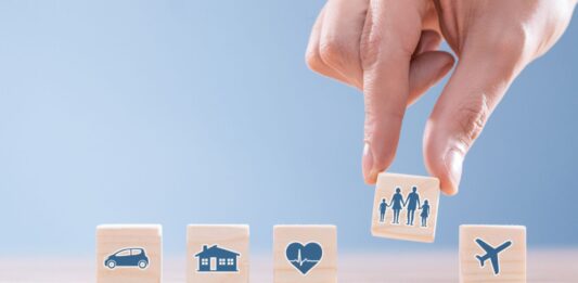 12 franquicias de seguros | Invierte en una de las industrias más rentables Cubos de madera que representan franquicias de seguros