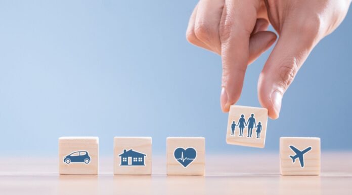 12 franquicias de seguros | Invierte en una de las industrias más rentables Cubos de madera que representan franquicias de seguros