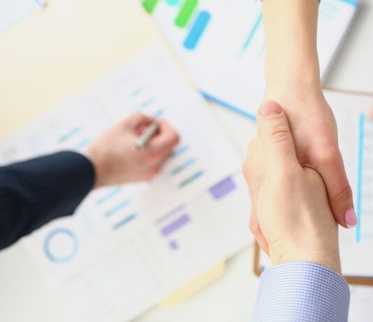 Tipos de sociedades y sus características principales Personas concretando una sociedad