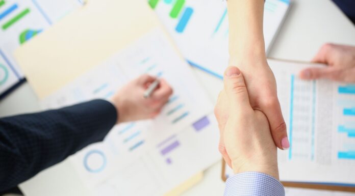 Tipos de sociedades y sus características principales Personas concretando una sociedad