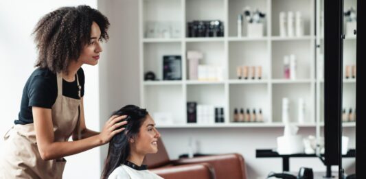 Ideas de negocios híbridos | ¡Ofrece los mejores complementos! Peluquería con tienda, ejemplo de negocios híbridos