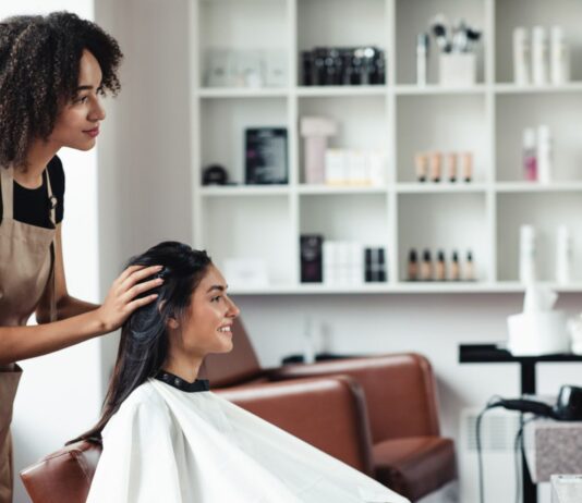 Ideas de negocios híbridos | ¡Ofrece los mejores complementos! Peluquería con tienda, ejemplo de negocios híbridos