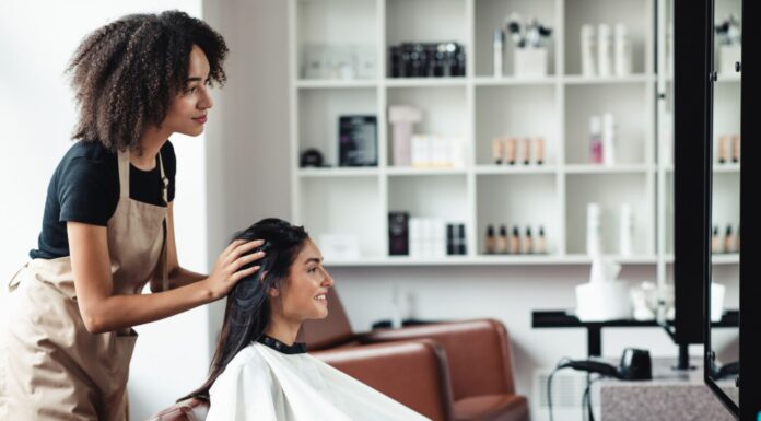 Ideas de negocios híbridos | ¡Ofrece los mejores complementos! Peluquería con tienda, ejemplo de negocios híbridos