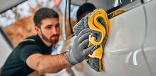 Negocio de lavado de autos a domicilio | Comodidad y limpieza de calidad Hombre brindando servicio de un negocio de lavado de autos a domicilio
