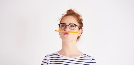 15 ideas absurdas de negocio | En la creatividad está el éxito empresarial Mujer pensando en ideas absurdas de negocios