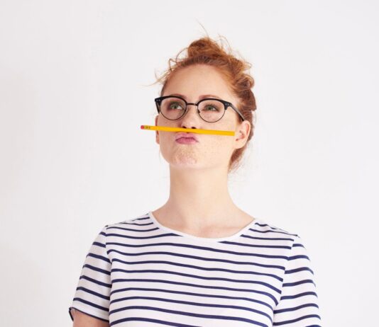 15 ideas absurdas de negocio | En la creatividad está el éxito empresarial Mujer pensando en ideas absurdas de negocios