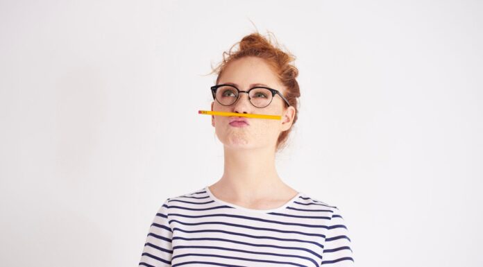 15 ideas absurdas de negocio | En la creatividad está el éxito empresarial Mujer pensando en ideas absurdas de negocios