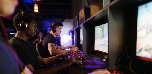 ¿Qué son los eSports? | La revolución de los videojuegos en el deporte Qué son los eSports, representado en un equipo