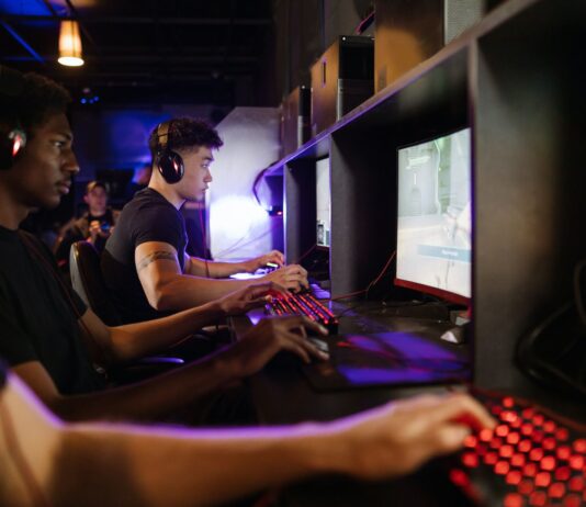 ¿Qué son los eSports? | La revolución de los videojuegos en el deporte Qué son los eSports, representado en un equipo